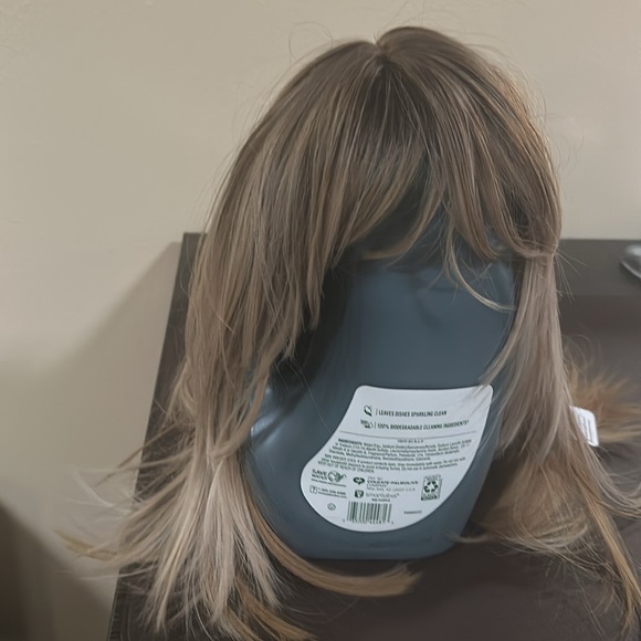 BEAUTIFUL WIG! Dark top of head, blonde throughout. Soft with bangs and layers. - Picture 7 of 9